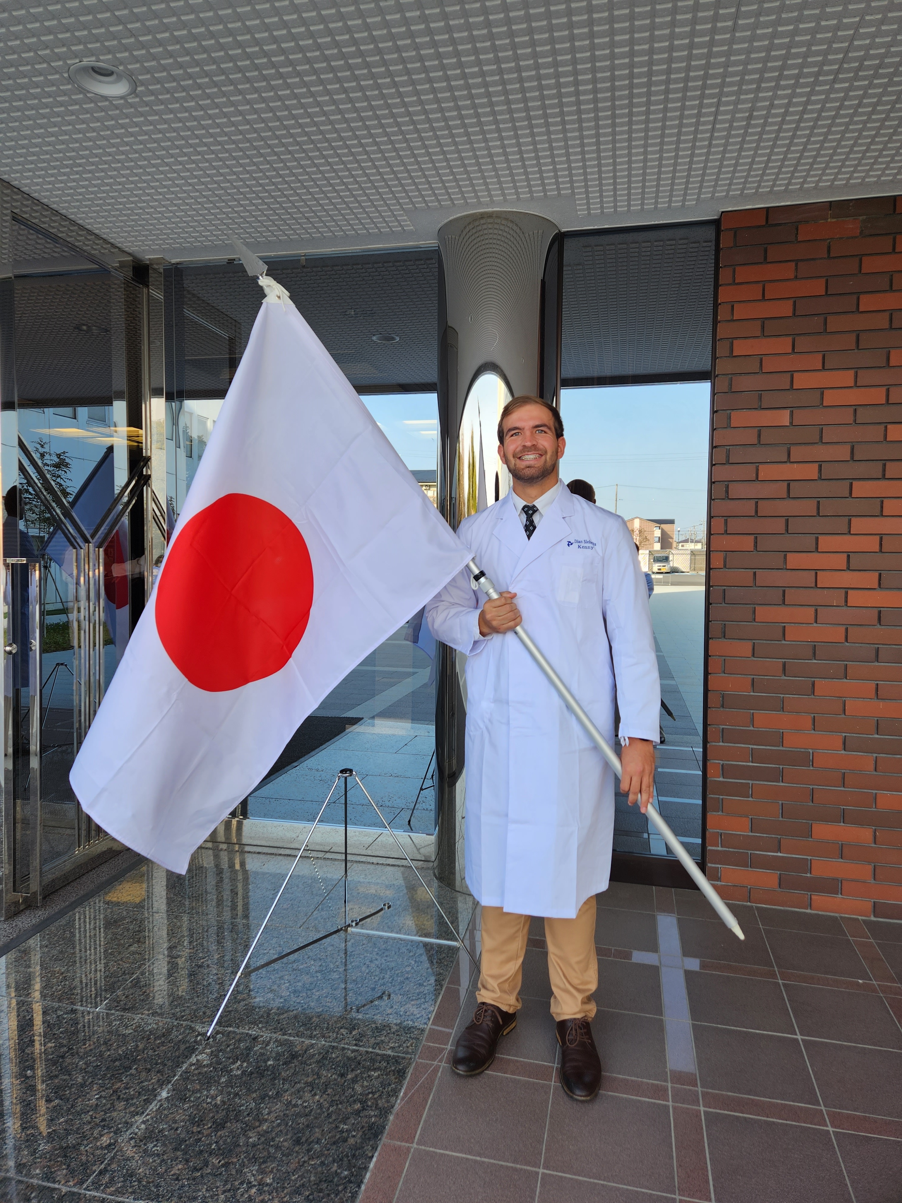 Dian-Kenny-stands-with-japanese-flag